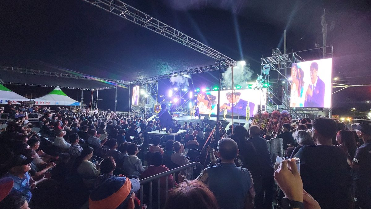녹동바다불꽃축제 야간 무대 — 트러스 조명과 LED 앞의 관객